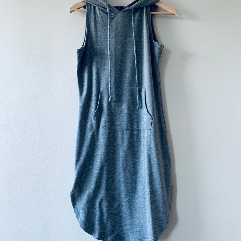 Hooded grey dress with pocket